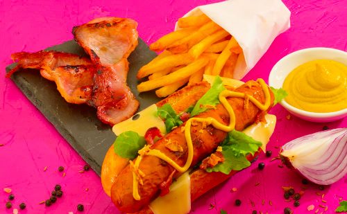 Krakauer sausage in a bub with bacon and chips