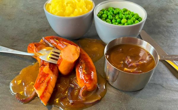 Cheese Frankfurter with onion gravy mush and pees