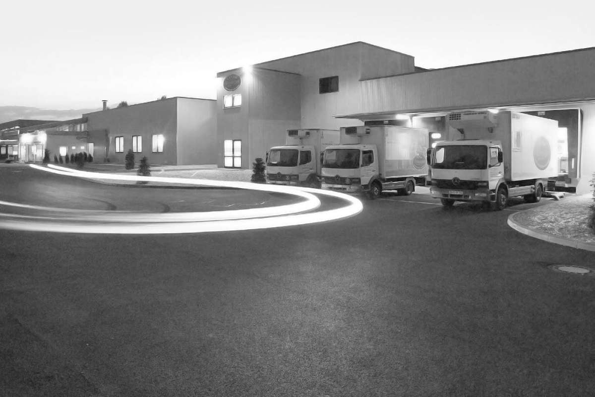 Hardy Remagen factory site with refrigerated delivery trucks at loading bays at dusk